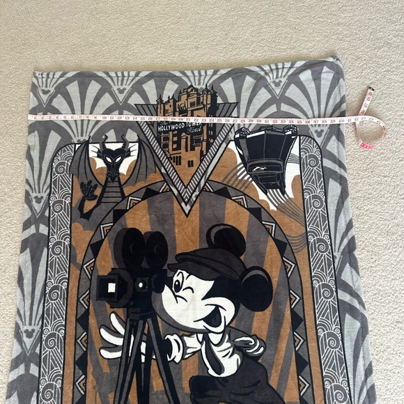 Disney’s Hollywood Studios throw/blanket - Picture 2 of 11